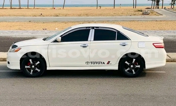Ra Àlòkù Toyota Camry funfun Ọkọ̀ in Cotonou ni Benin