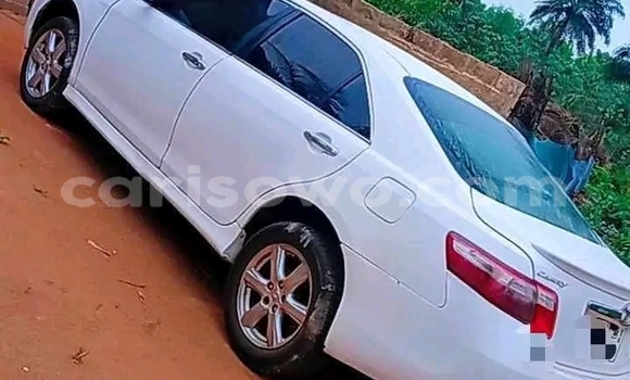 Sayi Na hannu Toyota Camry White Mota in Cotonou a Benin