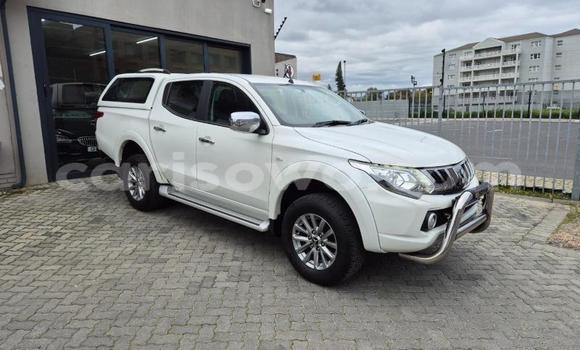 Ra Àlòkù Mitsubishi Triton funfun Ọkọ̀ in Porto Novo ni Benin