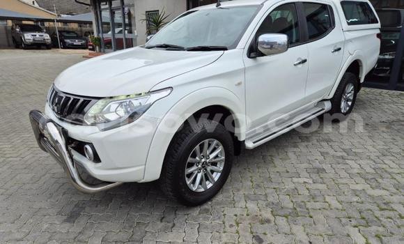 Sayi Na hannu Mitsubishi Triton White Mota in Porto Novo a Benin Sayi Na hannu Mitsubishi Triton White Mota in Porto Novo a Benin