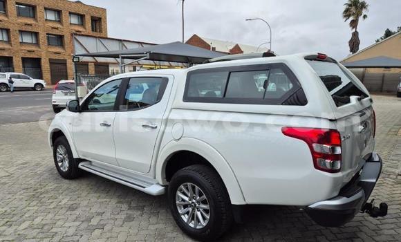 Sayi Na hannu Mitsubishi Triton White Mota in Porto Novo a Benin Sayi Na hannu Mitsubishi Triton White Mota in Porto Novo a Benin