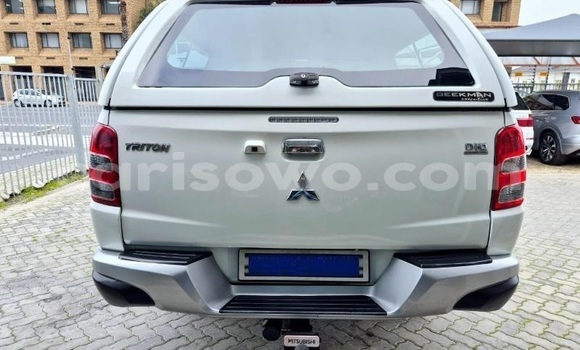 Sayi Na hannu Mitsubishi Triton White Mota in Porto Novo a Benin Sayi Na hannu Mitsubishi Triton White Mota in Porto Novo a Benin