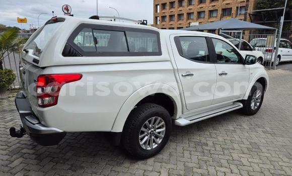 Sayi Na hannu Mitsubishi Triton White Mota in Porto Novo a Benin Sayi Na hannu Mitsubishi Triton White Mota in Porto Novo a Benin