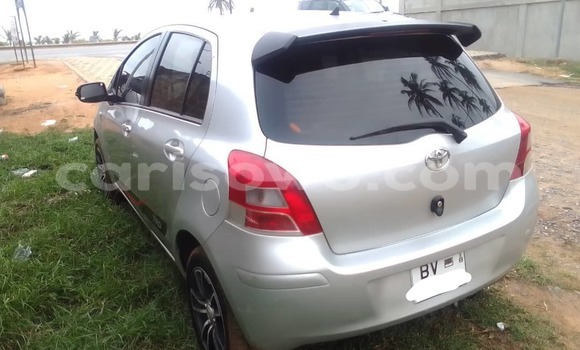 Sayi Na hannu Toyota Yaris Azurfa Mota in Cotonou a Benin Sayi Na hannu Toyota Yaris Azurfa Mota in Cotonou a Benin