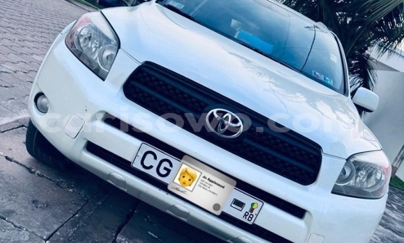 Sayi Na hannu Toyota RAV4 White Mota in Cotonou a Benin Sayi Na hannu Toyota RAV4 White Mota in Cotonou a Benin