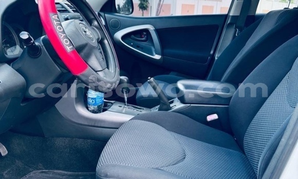 Sayi Na hannu Toyota RAV4 White Mota in Cotonou a Benin Sayi Na hannu Toyota RAV4 White Mota in Cotonou a Benin