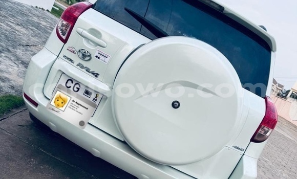 Sayi Na hannu Toyota RAV4 White Mota in Cotonou a Benin Sayi Na hannu Toyota RAV4 White Mota in Cotonou a Benin