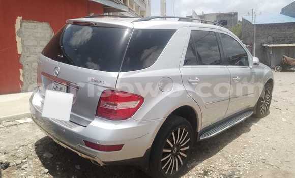 Acheter Occasion Voiture Mercedes-Benz ML–Class Gris à Cotonou, Benin Acheter Occasion Voiture Mercedes-Benz ML–Class Gris à Cotonou, Benin