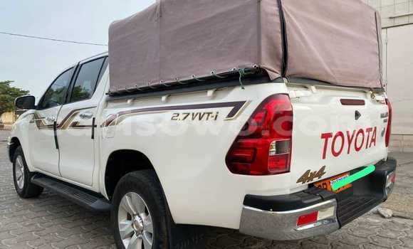 Sayi Na hannu Toyota Hilux White Mota in Cotonou a Benin