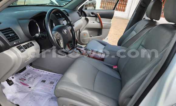 Ra Àlòkù Toyota Highlander funfun Ọkọ̀ in Cotonou ni Benin Ra Àlòkù Toyota Highlander funfun Ọkọ̀ in Cotonou ni Benin