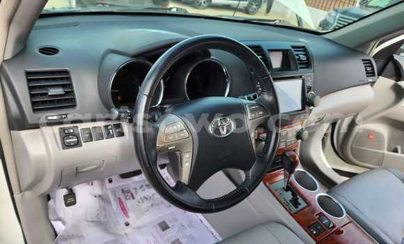 Ra Àlòkù Toyota Highlander funfun Ọkọ̀ in Cotonou ni Benin Ra Àlòkù Toyota Highlander funfun Ọkọ̀ in Cotonou ni Benin