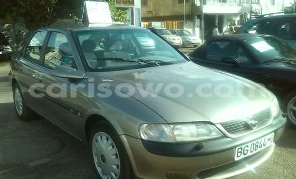 Sayi Na hannu Opel Astra Brown Mota in Cotonou a Benin