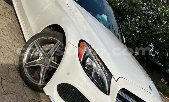 Sayi Na hannu Mercedes-Benz 300–Series White Mota in Abomey Calavi a Benin