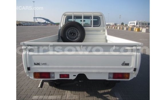 Acheter Import Voiture Toyota Land Cruiser Blanc à Import - Dubai, Benin Acheter Import Voiture Toyota Land Cruiser Blanc à Import - Dubai, Benin