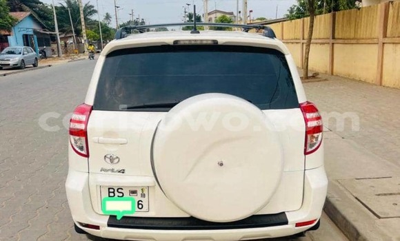 Sayi Na hannu Toyota RAV4 White Mota in Cotonou a Benin