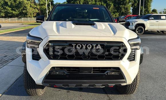 Sayi Na hannu Toyota Tacoma White Mota in Cotonou a Benin Sayi Na hannu Toyota Tacoma White Mota in Cotonou a Benin