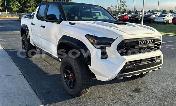 Sayi Na hannu Toyota Tacoma White Mota in Cotonou a Benin Sayi Na hannu Toyota Tacoma White Mota in Cotonou a Benin