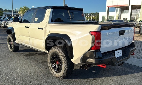 Sayi Na hannu Toyota Tacoma White Mota in Cotonou a Benin Sayi Na hannu Toyota Tacoma White Mota in Cotonou a Benin