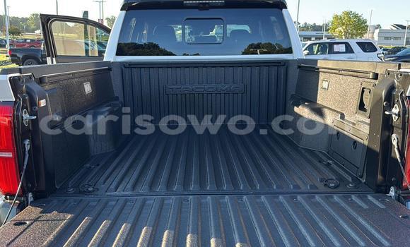 Sayi Na hannu Toyota Tacoma White Mota in Cotonou a Benin Sayi Na hannu Toyota Tacoma White Mota in Cotonou a Benin