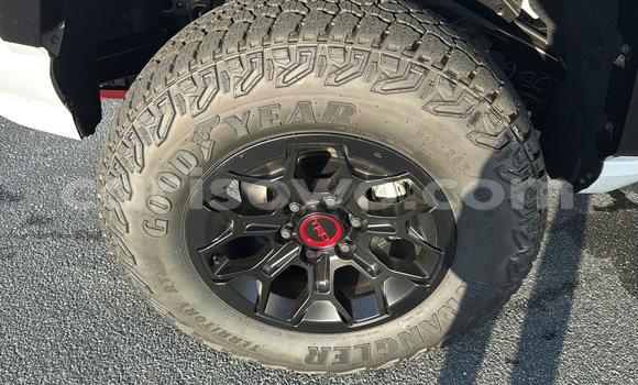 Sayi Na hannu Toyota Tacoma White Mota in Cotonou a Benin Sayi Na hannu Toyota Tacoma White Mota in Cotonou a Benin