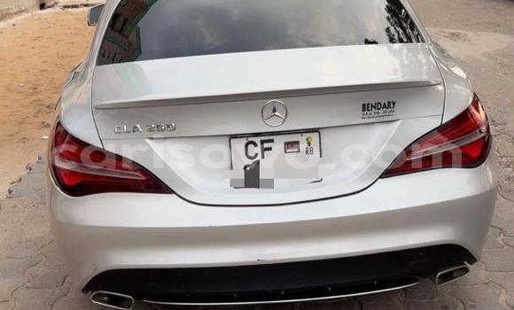 Sayi Na hannu Mercedes Viano Azurfa Mota in Cotonou a Benin