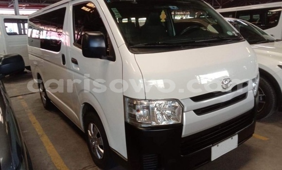 Ra Àlòkù Toyota Hiace funfun Ọkọ̀ in Cotonou ni Benin