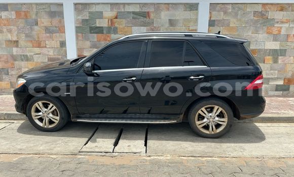 Ra Àlòkù Mercedes Viano Black Ọkọ̀ in Cotonou ni Benin