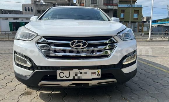 Sayi Na hannu Hyundai Santa Fe White Mota in Cotonou a Benin
