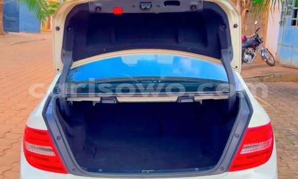 Sayi Na hannu Mercedes-Benz C–Class White Mota in Cotonou a Benin Sayi Na hannu Mercedes-Benz C–Class White Mota in Cotonou a Benin