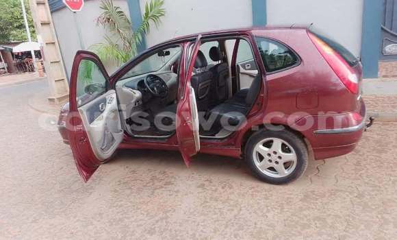 Sayi Na hannu Nissan Tino Red Mota in Cotonou a Benin Sayi Na hannu Nissan Tino Red Mota in Cotonou a Benin
