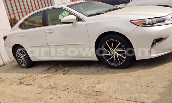 Acheter Occasion Voiture Lexus ES Blanc à Cotonou, Benin Acheter Occasion Voiture Lexus ES Blanc à Cotonou, Benin