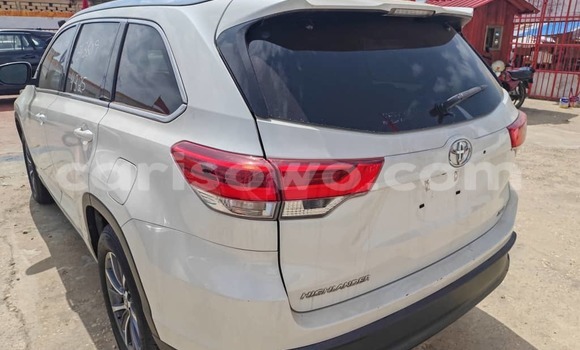 Acheter Occasion Voiture Toyota Highlander Blanc à Cotonou, Benin Acheter Occasion Voiture Toyota Highlander Blanc à Cotonou, Benin