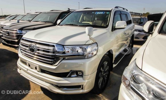 Acheter Import Voiture Toyota Land Cruiser Blanc à Import - Dubai, Benin Acheter Import Voiture Toyota Land Cruiser Blanc à Import - Dubai, Benin