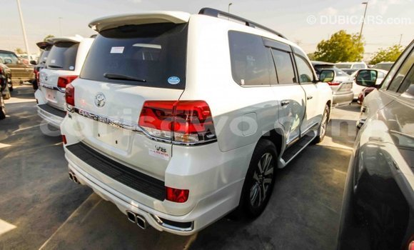 Acheter Import Voiture Toyota Land Cruiser Blanc à Import - Dubai, Benin Acheter Import Voiture Toyota Land Cruiser Blanc à Import - Dubai, Benin