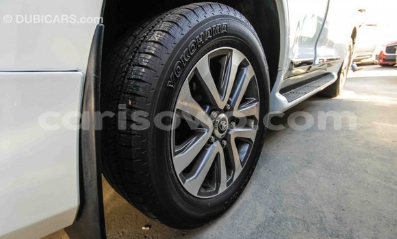 Acheter Import Voiture Toyota Land Cruiser Blanc à Import - Dubai, Benin Acheter Import Voiture Toyota Land Cruiser Blanc à Import - Dubai, Benin