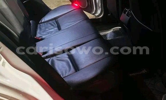 Acheter Occasion Voiture Mercedes-Benz C250 coupe Blanc à Cotonou, Benin Acheter Occasion Voiture Mercedes-Benz C250 coupe Blanc à Cotonou, Benin