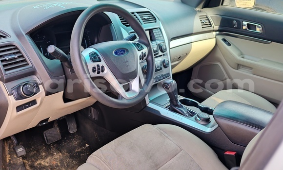 Acheter Occasion Voiture Ford Explorer Blanc à Cotonou, Benin Acheter Occasion Voiture Ford Explorer Blanc à Cotonou, Benin