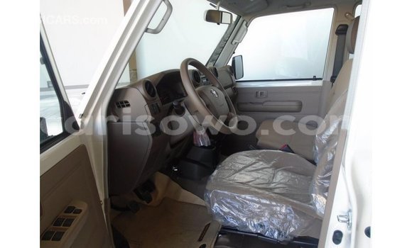 Acheter Import Voiture Toyota Land Cruiser Blanc à Import - Dubai, Benin Acheter Import Voiture Toyota Land Cruiser Blanc à Import - Dubai, Benin