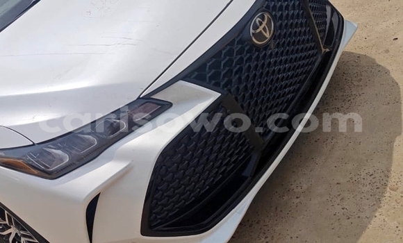 Sayi Na hannu Toyota Avalon White Mota in Cotonou a Benin Sayi Na hannu Toyota Avalon White Mota in Cotonou a Benin