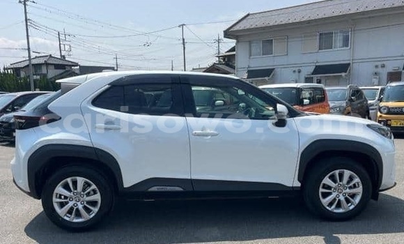 Ra Àlòkù Toyota Yaris funfun Ọkọ̀ in Cotonou ni Benin Ra Àlòkù Toyota Yaris funfun Ọkọ̀ in Cotonou ni Benin