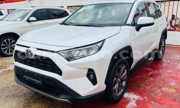 Sayi Sabo Toyota RAV4 White Mota in Cotonou a Benin Sayi Sabo Toyota RAV4 White Mota in Cotonou a Benin