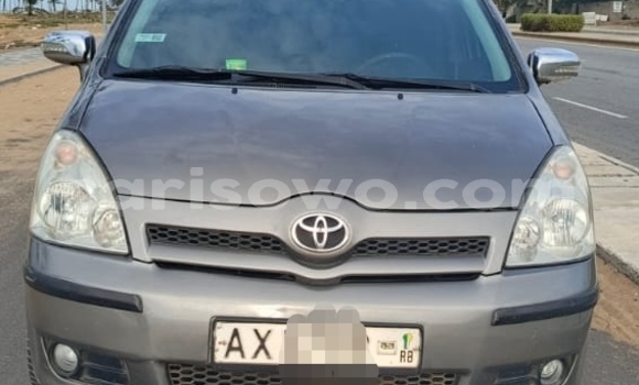 Sayi Na hannu Toyota Corolla Verso Azurfa Mota in Cotonou a Benin Sayi Na hannu Toyota Corolla Verso Azurfa Mota in Cotonou a Benin