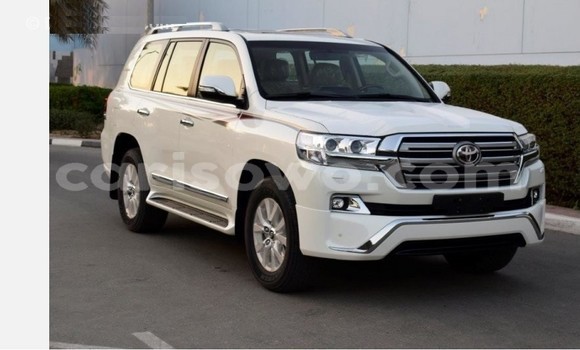 Ra Àlòkù Toyota Land Cruiser funfun Ọkọ̀ in Cotonou ni Benin