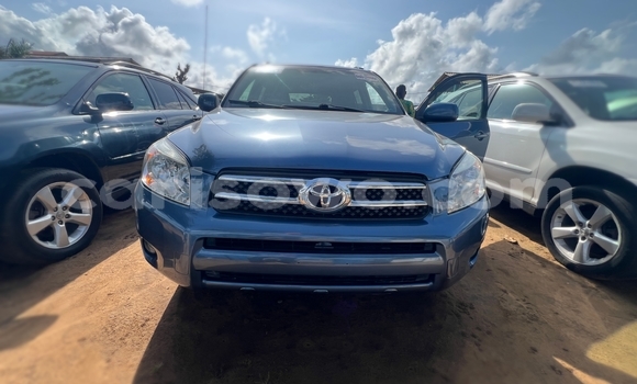 Ra Àlòkù Toyota RAV4 Blue Ọkọ̀ in Cotonou ni Benin Ra Àlòkù Toyota RAV4 Blue Ọkọ̀ in Cotonou ni Benin