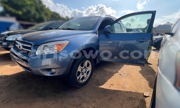 Ra Àlòkù Toyota RAV4 Blue Ọkọ̀ in Cotonou ni Benin Ra Àlòkù Toyota RAV4 Blue Ọkọ̀ in Cotonou ni Benin