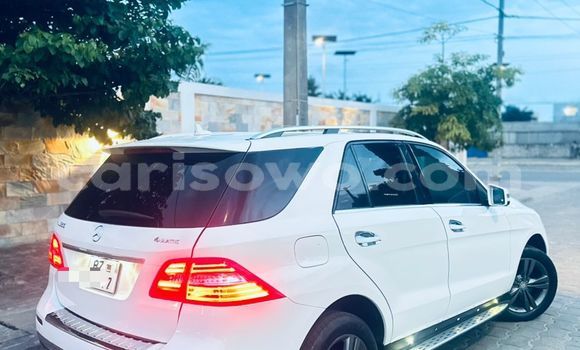 Acheter Occasion Voiture Mercedes-Benz ML–Class Blanc à Cotonou, Benin Acheter Occasion Voiture Mercedes-Benz ML–Class Blanc à Cotonou, Benin