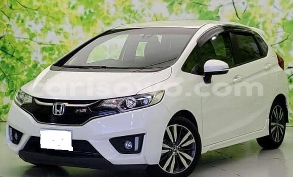 Ra Àlòkù Honda FIT funfun Ọkọ̀ in Cotonou ni Benin