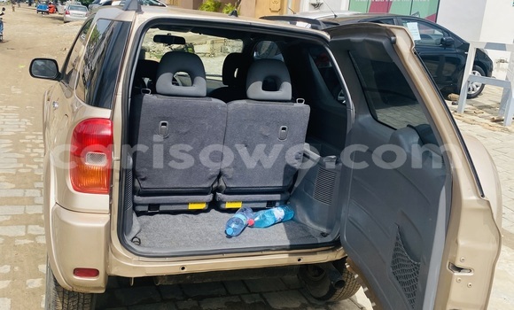 Acheter Occasion Voiture Toyota RAV4 Beige à Cotonou, Benin Acheter Occasion Voiture Toyota RAV4 Beige à Cotonou, Benin
