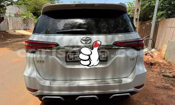 Ra Àlòkù Toyota Fortuner funfun Ọkọ̀ in Cotonou ni Benin Ra Àlòkù Toyota Fortuner funfun Ọkọ̀ in Cotonou ni Benin
