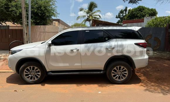 Ra Àlòkù Toyota Fortuner funfun Ọkọ̀ in Cotonou ni Benin Ra Àlòkù Toyota Fortuner funfun Ọkọ̀ in Cotonou ni Benin